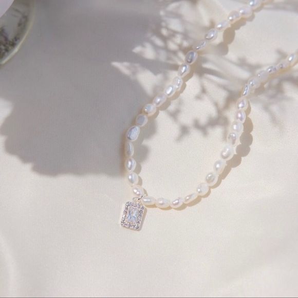 Baroque Pearl Necklace with Emerald Pendant - Picture 2 of 8